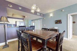 Charming 16th-floor condo with furnished balcony beach & Gulf views shared pool
