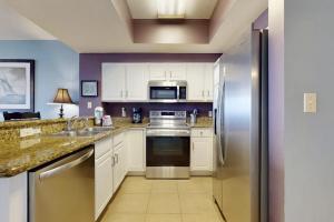 Charming 16th-floor condo with furnished balcony beach & Gulf views shared pool