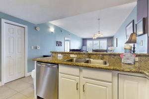 Charming 16th-floor condo with furnished balcony beach & Gulf views shared pool