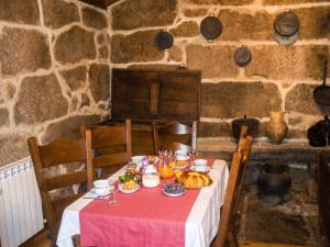 Charming house with fireplace, mountain view, Ponte da Barca