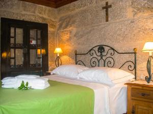 Charming house with fireplace, mountain view, Ponte da Barca