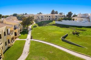 Charming Alvor Apartment, 70 m², Balcony and Garden View