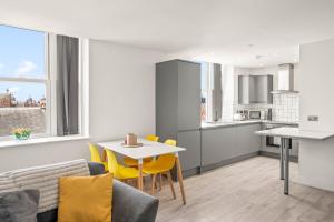Modern Apartment with Free Parking, Entertainment & Fast Wi-Fi Close to Hull Station