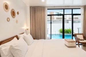 Beachfront Pool Access Apartment FREE Disney Plus