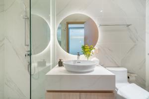 NEW beautiful room pool access EDC Boat Avenue