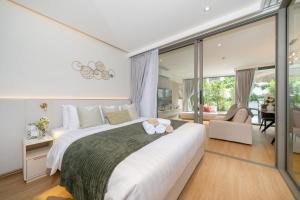 NEW beautiful room pool access EDC Boat Avenue