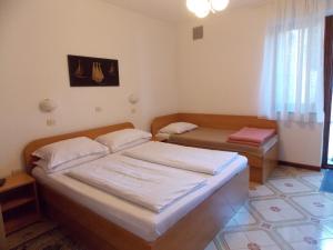 Triple Room with Terrace room in Apartments & Rooms Karmen
