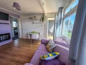 Stunning Chalet In The Charming Seaside Village Of Scratby, Norfolk Ref 51017S