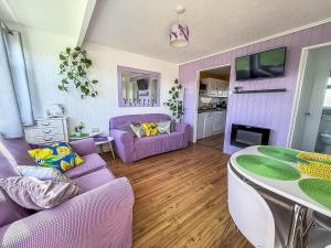 Stunning Chalet In The Charming Seaside Village Of Scratby, Norfolk Ref 51017S