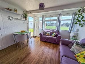 Stunning Chalet In The Charming Seaside Village Of Scratby, Norfolk Ref 51017S