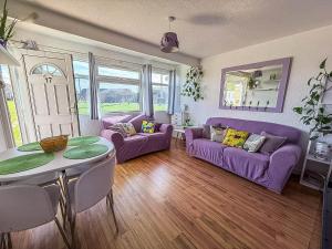 Stunning Chalet In The Charming Seaside Village Of Scratby, Norfolk Ref 51017S