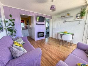 Stunning Chalet In The Charming Seaside Village Of Scratby, Norfolk Ref 51017S