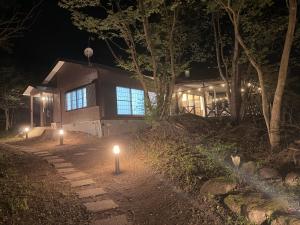 BBQ屋根付き大型ウッドデッキ川のせせらぎを聴きながら贅沢時間ペット同伴OK森と音に癒されるコテージ Rill