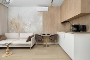 Stylowy Apartament z Klimatyzacją i Balkonem blisko Starego Miasta by Noclegi Renters