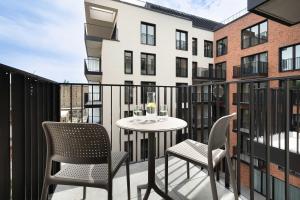 Stylowy Apartament z Klimatyzacją i Balkonem blisko Starego Miasta by Noclegi Renters