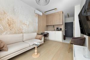 Stylowy Apartament z Klimatyzacją i Balkonem blisko Starego Miasta by Noclegi Renters