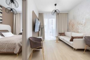 Stylowy Apartament z Klimatyzacją i Balkonem blisko Starego Miasta by Noclegi Renters