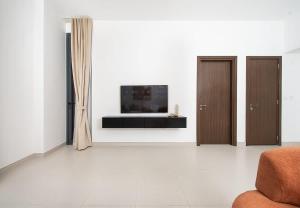 Chic 1BR with Balcony & Pool Access