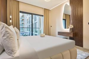 STAY BY LATINEM Luxury 2BR plus maids room Holiday Home CGA 0811