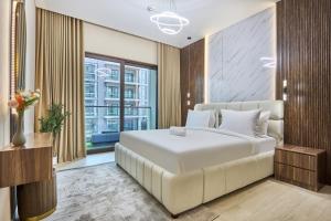 STAY BY LATINEM Luxury 2BR plus maids room Holiday Home CGA 0811