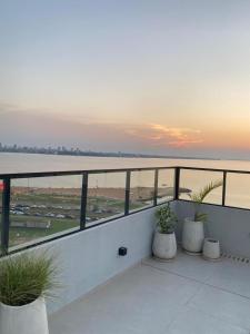 Bello y Cómodo Apartamento con Vista a la Playa en Edificio Vivo Costanera con Parking