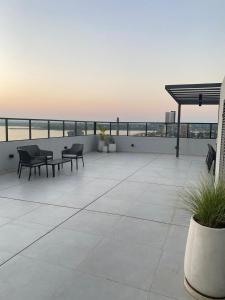 Bello y Cómodo Apartamento con Vista a la Playa en Edificio Vivo Costanera con Parking