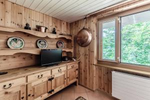 Charlie & Alaska Apartments by Quokka 360 - Cozy Mountain Stay Near the Carì Ski Slopes