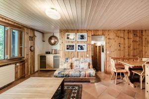 Charlie & Alaska Apartments by Quokka 360 - Cozy Mountain Stay Near the Carì Ski Slopes