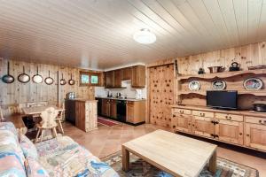Charlie & Alaska Apartments by Quokka 360 - Cozy Mountain Stay Near the Carì Ski Slopes