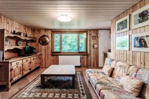 Charlie & Alaska Apartments by Quokka 360 - Cozy Mountain Stay Near the Carì Ski Slopes