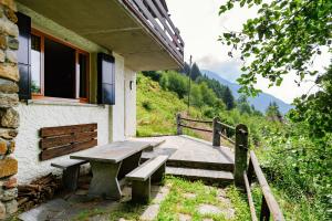 Charlie & Alaska Apartments by Quokka 360 - Cozy Mountain Stay Near the Carì Ski Slopes