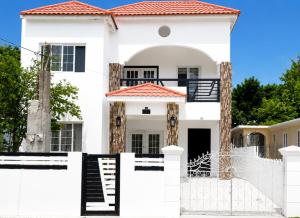 Spacious 2-BR, Bright & Private Top Floor Retreat - Portmore Pines