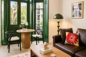 Notting Hills Iconic Pink Apartment