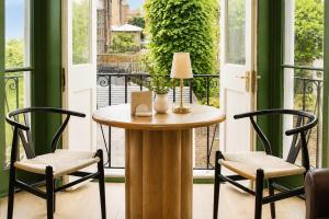 Notting Hills Iconic Pink Apartment
