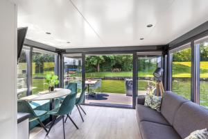 Houseboat Marina Mookerplas 4-6 persoons (met hottub en dakterras)