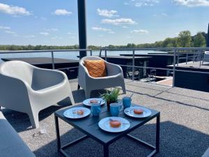 Houseboat Marina Mookerplas 4-6 persoons (met hottub en dakterras)