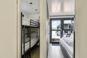 Houseboat Marina Mookerplas 4-6 persoons (met hottub en dakterras)