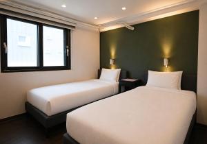 3BR Jong-RO Family House, 4Beds, 6 people