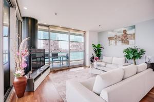 Luxury Apartment With Sea View!