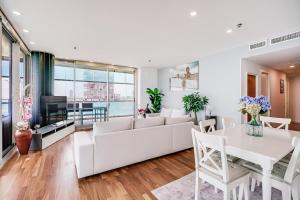 Luxury Apartment With Sea View!