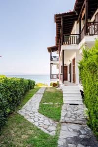 Beachfront Family Apartment with Garden in Halkidiki