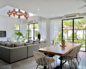 Stylish 4Bed Luxury Villa with Private Pool Access