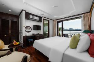 2-Day Luxury Cycad Cruise on Bai Tu Long Bay with Pickup from Halong International Cruise Port or Hanoi Old Quarter