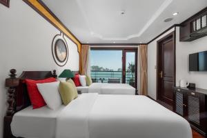 2-Day Luxury Cycad Cruise on Bai Tu Long Bay with Pickup from Halong International Cruise Port or Hanoi Old Quarter