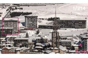 Chaviere Romantique Les Menuires Skis aux Pieds et Vue Panoramique