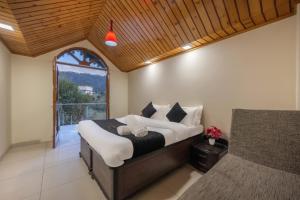 A Poolside Paradise Villa I Pet friendly & Serviced Villa I Open Air Lawn & Plunge Pool I Bonfire I Dance I Music I Full Party l Managed By ExoticStays Group