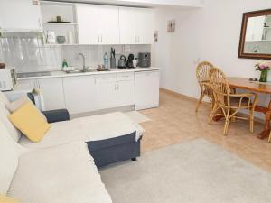 Beautiful 1 Bedroom Apartment with Mountain View