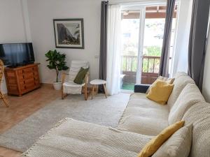 Beautiful 1 Bedroom Apartment with Mountain View