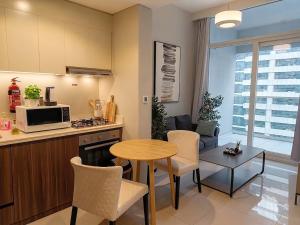 Canal Front 1BHK 5-Star Facilities Business Bay