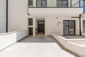 Bella Vista Balcony 1BR Apartment by PikHost